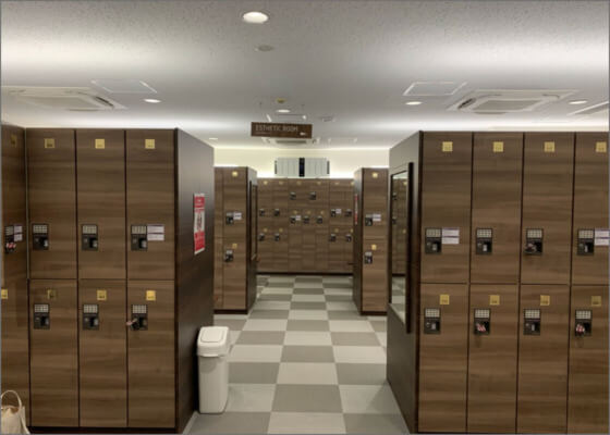 広々として清潔感のある更衣室イメージ